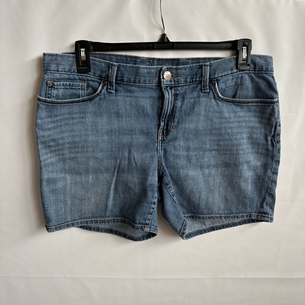 Eddie Bauer Women's Medium Wash Denim Shorts. Size 14  INV25/385